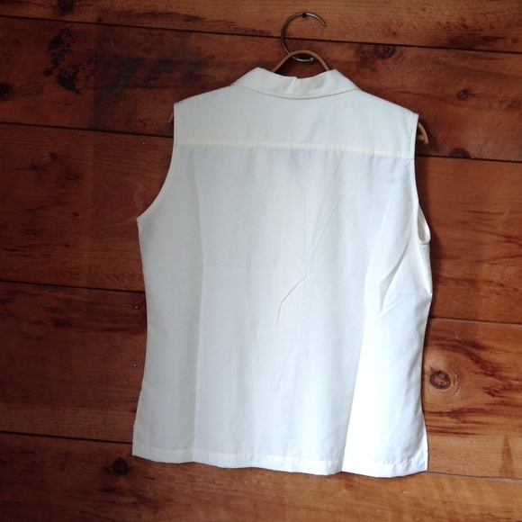 🌺 Embriodered Sleeveless Blouse 🌺 - Picture 2 of 4