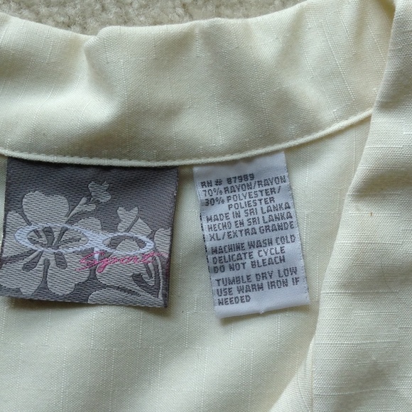 🌺 Embriodered Sleeveless Blouse 🌺 - Picture 3 of 4