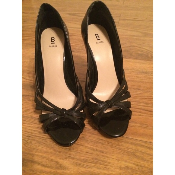DONATED Peep Toe Pumps