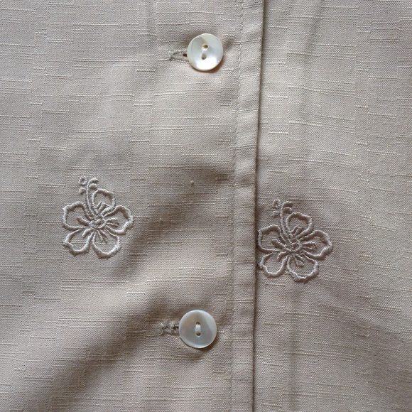 Sleeveless Tan Blouse - Picture 4 of 4