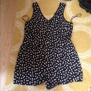 Adorable floral print romper 💕