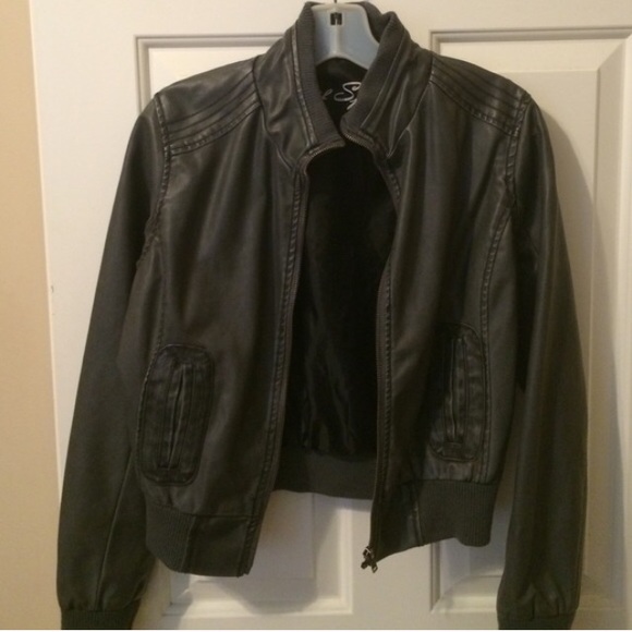 BUNDLE faux leather jacket & white blouse