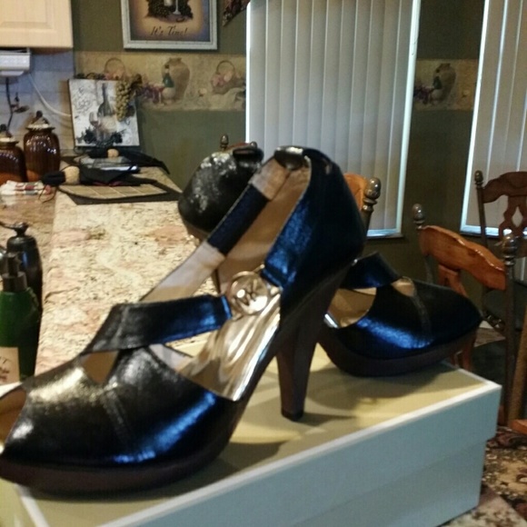 Micheal kors authentic heels, worn once almost new - Picture 2 of 3