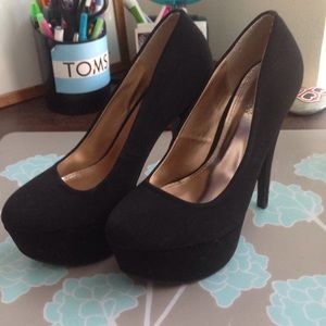 Black pumps.