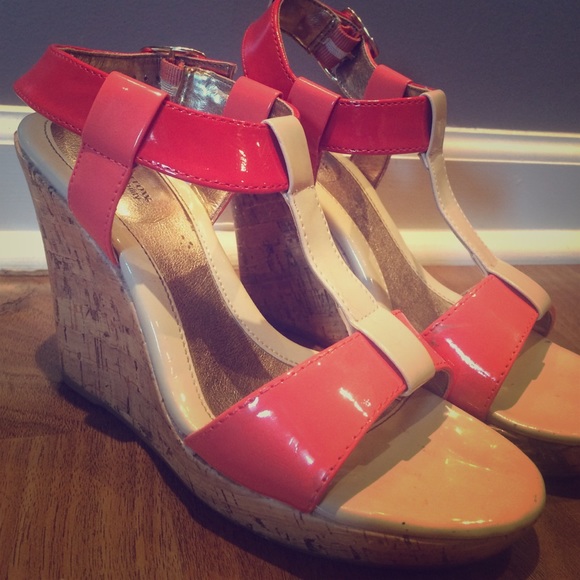Peach/nude wedges