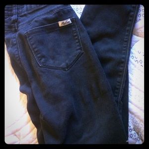 Black pants that are skinny tight pants.