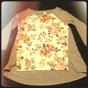 NWOT, 1/4 sleeve floral T 😘💋😍🌻