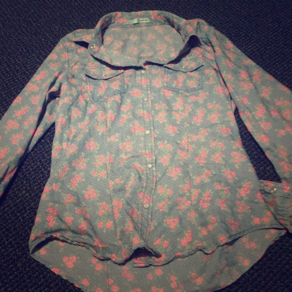 NWOT, floral denim button up shirt 💋💋💋
