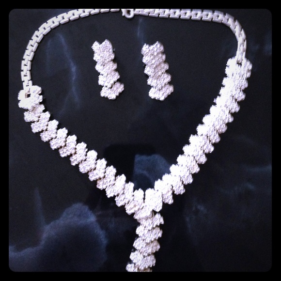 Necklace with its earrings
