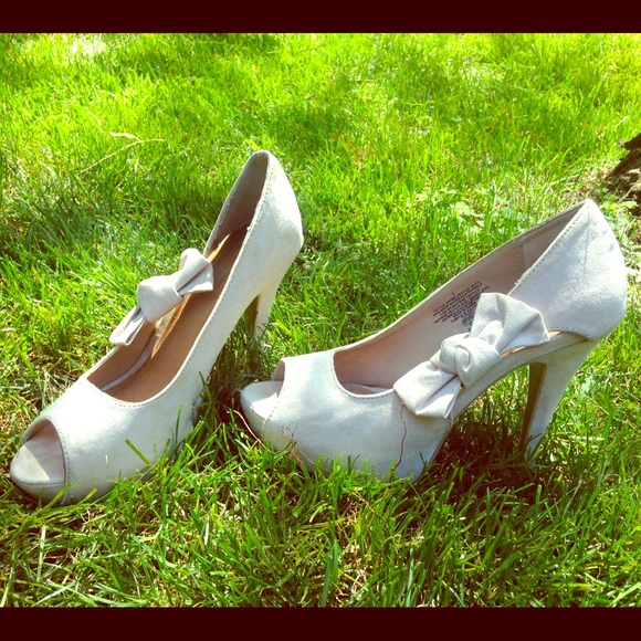 Xhilaration beige pumps