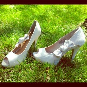 Xhilaration beige pumps