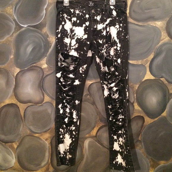 🌻Hand Bleached & Distressed jeans.