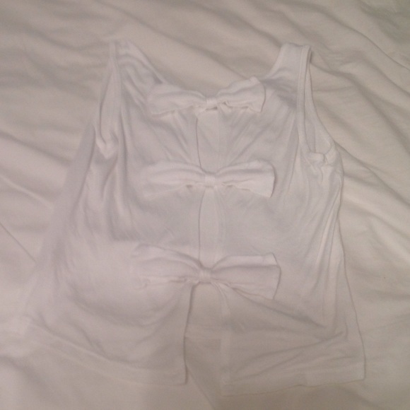 Delias size XS white tank with bows in the back - Picture 2 of 2