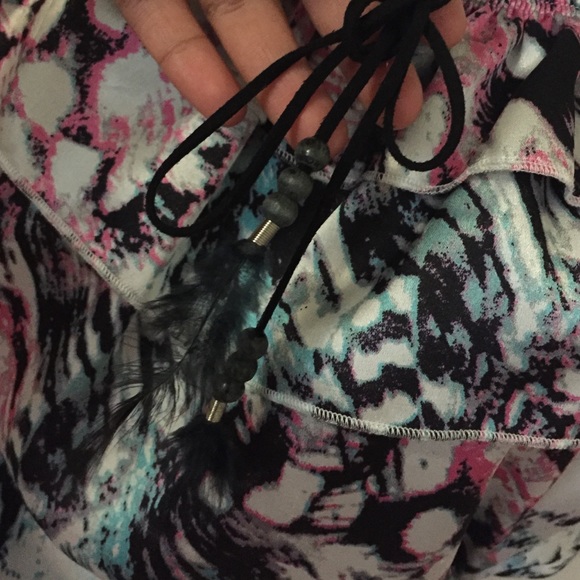 Top. - Picture 3 of 3