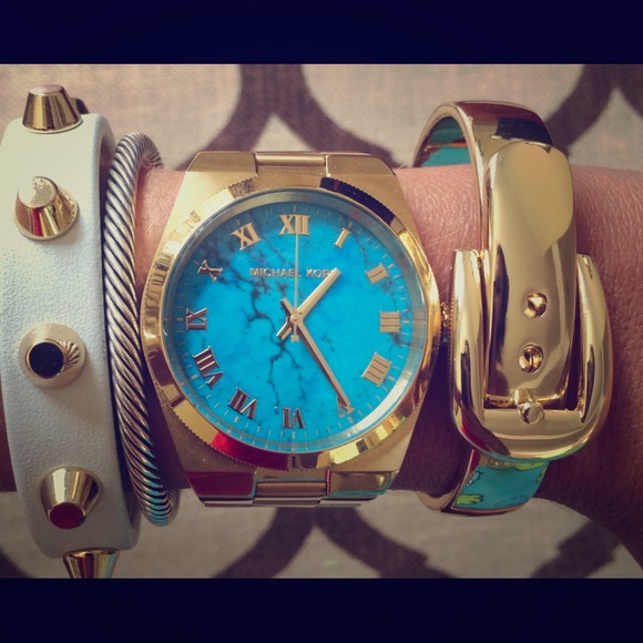 Gold buckle boutique fashion bracelet