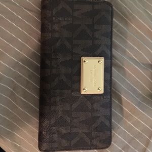 Michael kors wallet like new perfect condition!!!