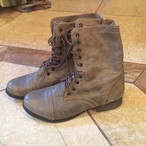 STEVE MADDEN GRAY COMBAT BOOTS
