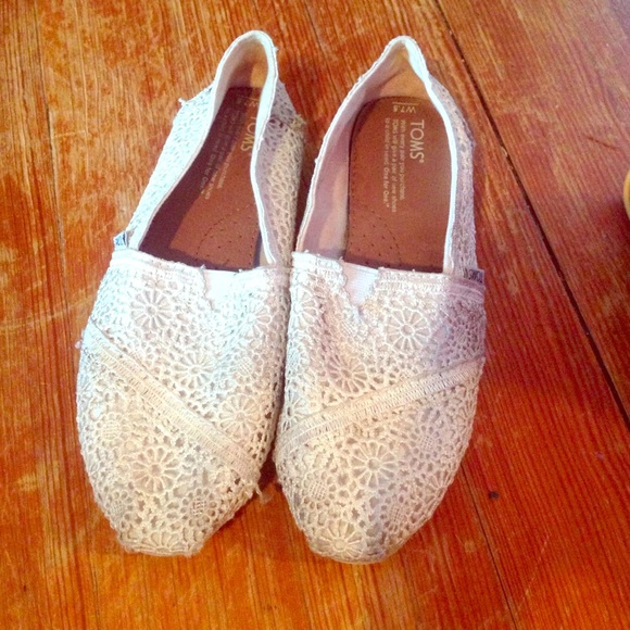 White lace toms