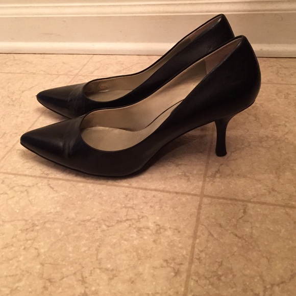 Black pointed kitten heel