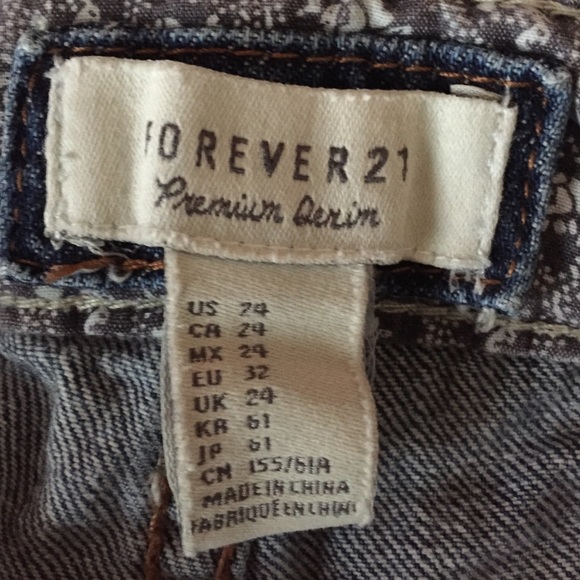Forever 21 High-Waisted Distressed Jean Shorts - Picture 3 of 3