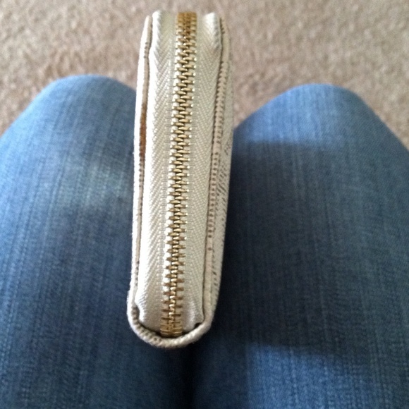 On hold for ms Lilly Kate - Picture 2 of 3