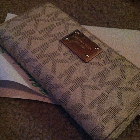 On hold for ms Lilly Kate - Picture 3 of 3