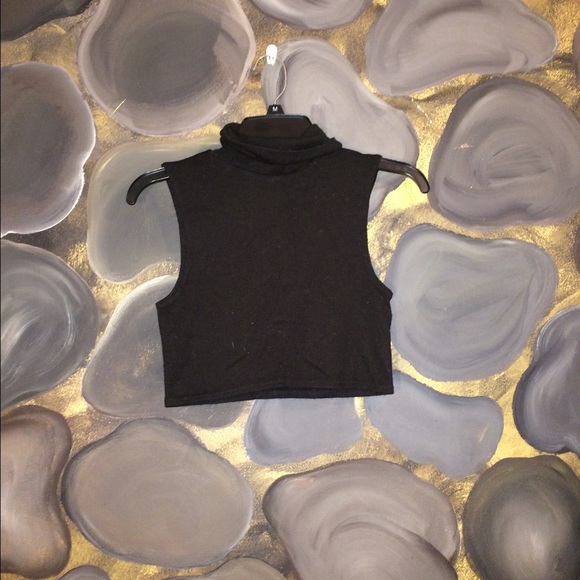 🌻Black crop top with Turtle neck