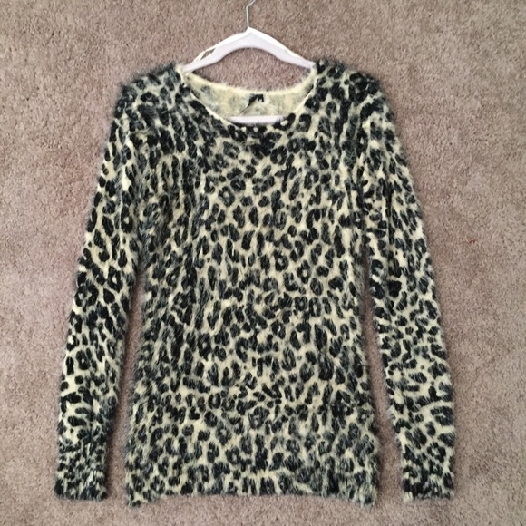 ♥️SOLD♥️LG SOFT SWEATER TOP, IVORY/BLACK