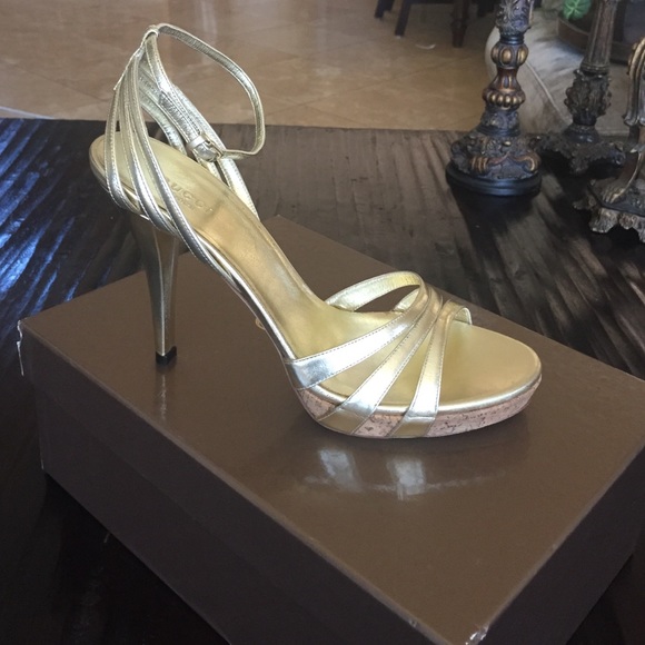 Brand NEW gold Gucci heels