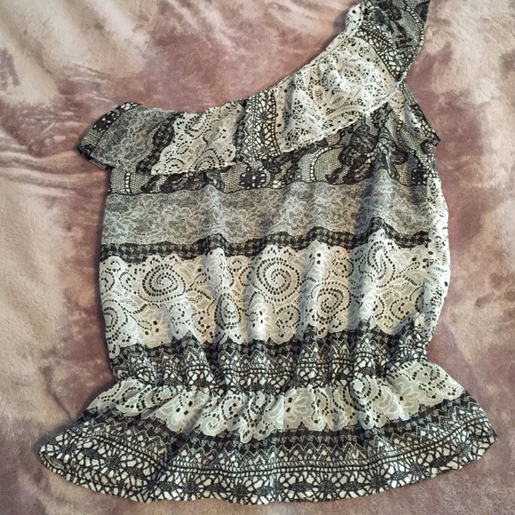 One shoulder shirt