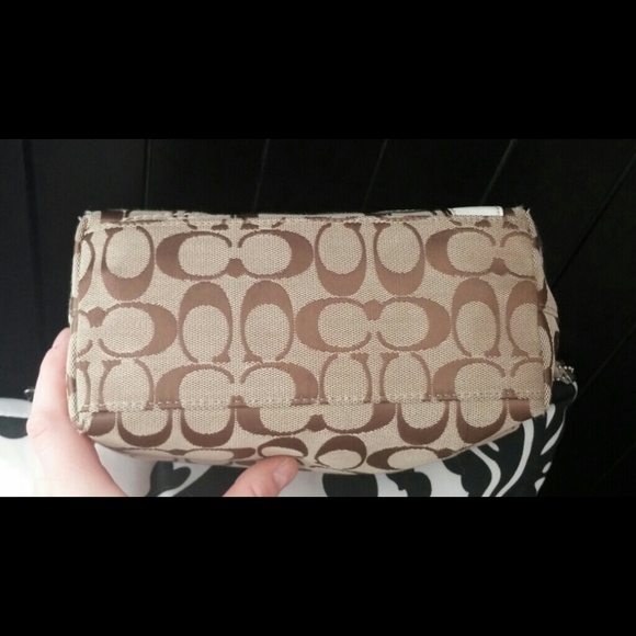 ✨🌟 SOLD 🌟✨COACH KHAKI SIGNATURE DAISY APPLIQUE - Picture 3 of 4
