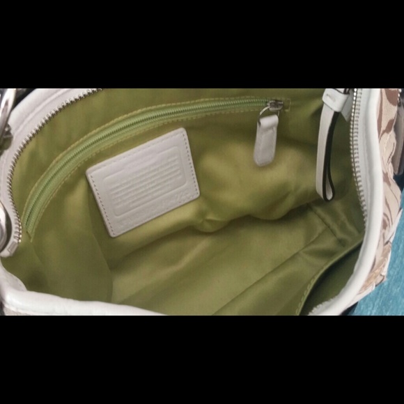 ✨🌟 SOLD 🌟✨COACH KHAKI SIGNATURE DAISY APPLIQUE - Picture 4 of 4