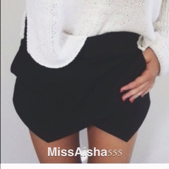 Dresses & Skirts - Black skort ONE HOUR SALE
