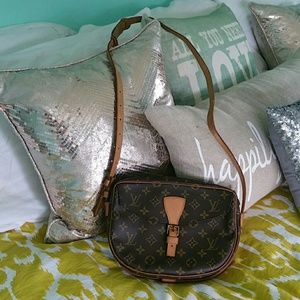 Adorable Louis Vuitton Messanger crossbody