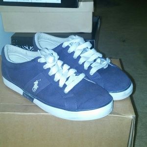 Navy blue tennis shoes