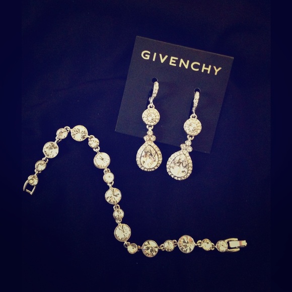 Givenchy Silver Crystal Bracelet🌺