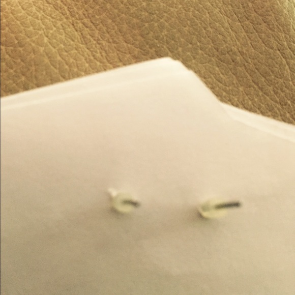 Flower earrings!🌼 never worn! - Picture 2 of 2