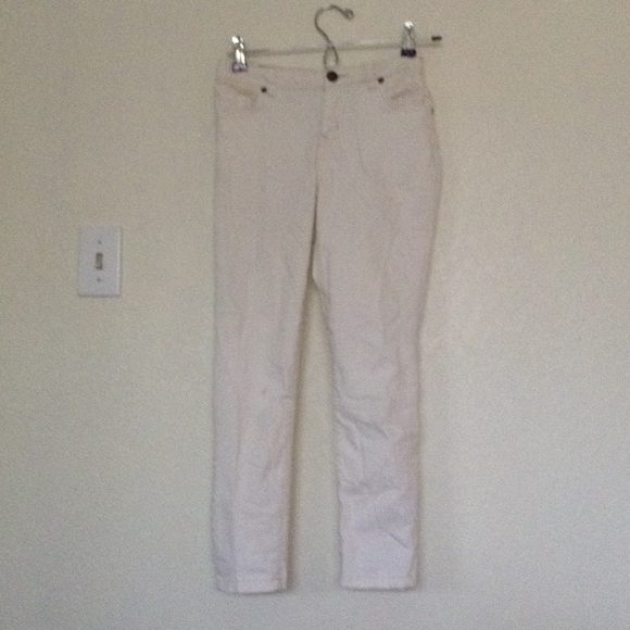 Cherokee size 12 white jeans with flowering detail - Picture 1 of 2