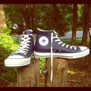Navy blue leather high top converse👟 (men's 7)