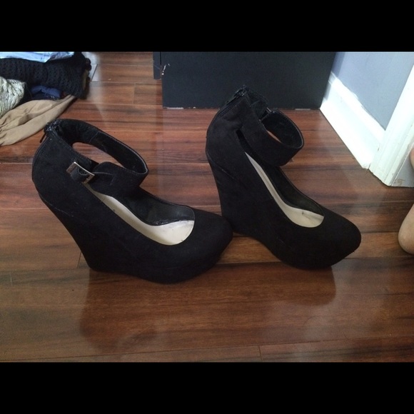 Women's black wedges