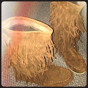 NWOT, fringe moccasin boots 💋💋💋