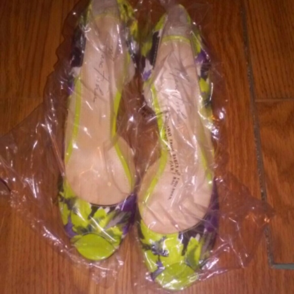 Marc Fisher floral heels - Picture 2 of 4