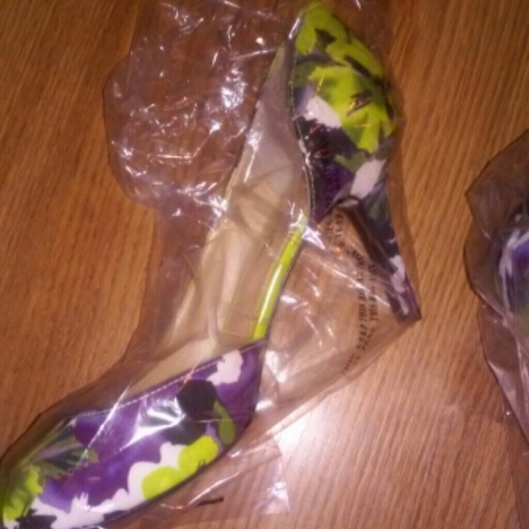 Marc Fisher floral heels - Picture 3 of 4