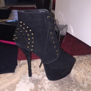🌻⚫️Black Spiked heels🌻⚫️