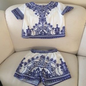 **HOLDING** NEW Two piece set Small