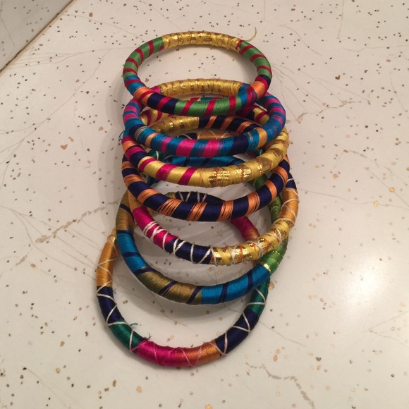 7 Colorful bangles comes as a set