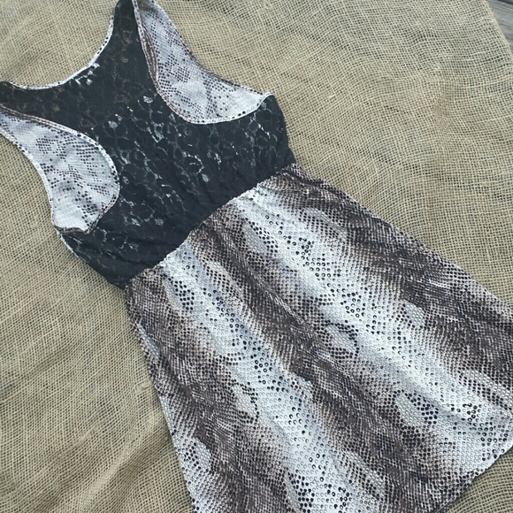 Dramatic Top & Accesories Bundle - Picture 3 of 4
