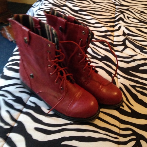 Combat boots