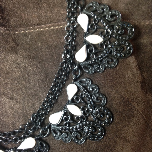 Necklace 🎀 Black Metal Chain with Bone Stones