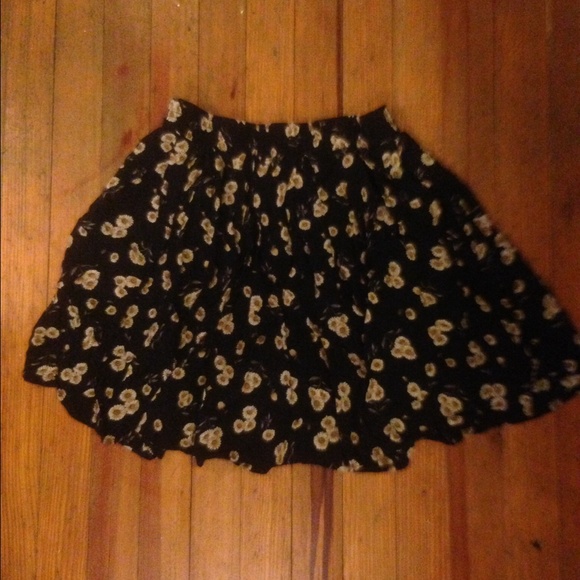 Brandy Melville Daisy Skirt